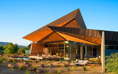 Houzz Tour: Winged-Roof Home Soars to Capture Desert Views