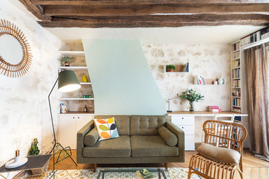 Immagine di un soggiorno stile rurale aperto con libreria, pareti bianche e parquet chiaro