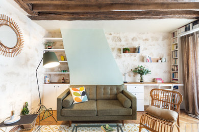 Idée de décoration pour une salle de séjour chalet ouverte avec une bibliothèque ou un coin lecture, un mur blanc et parquet clair.