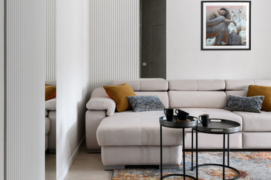 На фото: гостиная комната среднего размера в современном стиле с бежевыми стенами, пробковым полом, телевизором на стене, бежевым полом и обоями на стенах с