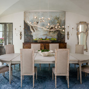 Inspiration pour une salle à manger méditerranéenne de taille moyenne et fermée avec un sol en calcaire, une cheminée standard, un manteau de cheminée en pierre et un mur blanc.