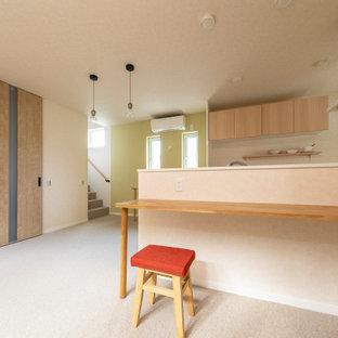 Idee per una sala da pranzo con pareti beige, pavimento in tatami e carta da parati