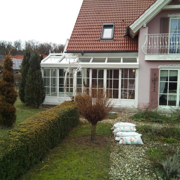 Wintergarten mit Sprossenfenster und Stuckzierrinne
