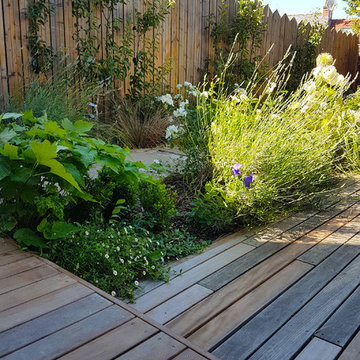 entrée du jardin avec terrasse en bois exotique