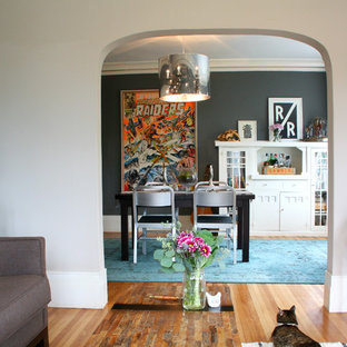 Cette photo montre une salle à manger éclectique avec un mur gris.