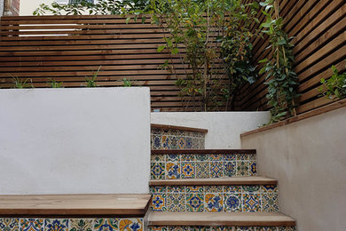 This is an example of a small contemporary backyard garden in Paris with a retaining wall.