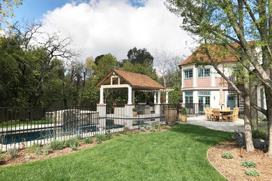 This is an example of a traditional landscaping in Los Angeles.