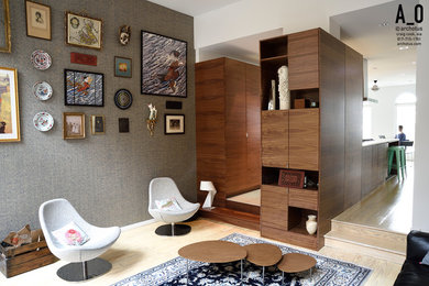 Diseño de salón cerrado bohemio de tamaño medio sin televisor con paredes grises, suelo de madera clara y suelo beige