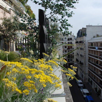 vue sur les claustras-colonnes en bois brûlés noirs