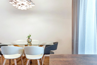 Idee per un'ampia sala da pranzo aperta verso il soggiorno minimalista con parquet scuro