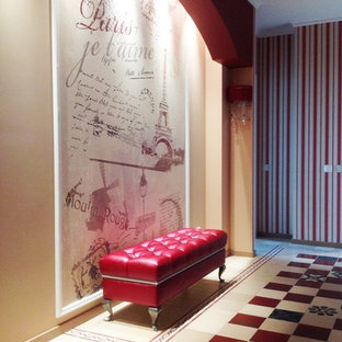 Exemple d'une petite entrée éclectique avec un couloir, un mur rouge, un sol en carrelage de céramique, une porte simple, une porte blanche et un sol rouge.