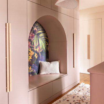 Entrée colorée avec banquette et rangements sur mesure