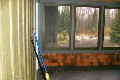 Imagen de porche cerrado contemporáneo de tamaño medio en anexo de casas con suelo de baldosas