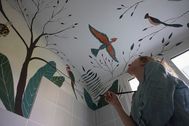 Fresque tropicale dans une salle de bain