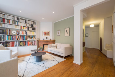 Réalisation d'un grand salon blanc et bois design ouvert avec une salle de réception, parquet clair, une cheminée d'angle, un manteau de cheminée en brique et aucun téléviseur.