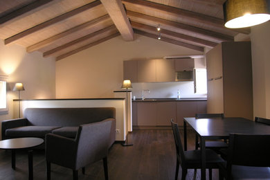 Idées déco pour une salle à manger ouverte sur la cuisine éclectique de taille moyenne avec un mur beige, parquet peint et un sol marron.