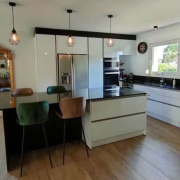 Cornebarrieu - Cuisine ouverte avec plan de travail en granit
