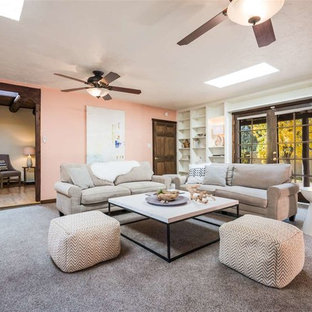 Großes, Abgetrenntes Mediterranes Wohnzimmer ohne Kamin mit rosa Wandfarbe und Teppichboden in Albuquerque