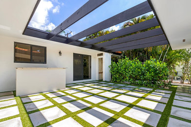Transitional home design photo in Miami