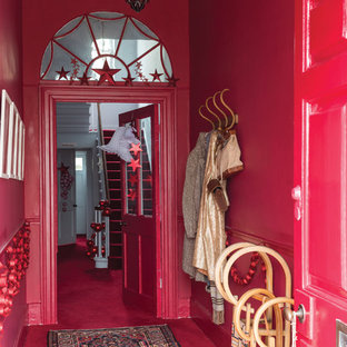 Ispirazione per un piccolo ingresso o corridoio tradizionale con pareti rosse e moquette