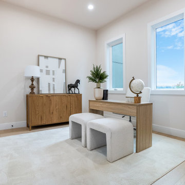 Bright Home Office / Flex Room with Corner Windows – Bothell Townhome