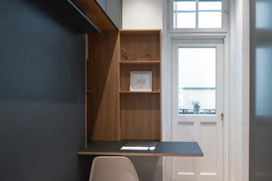 ミュンヘンにある高級な小さな北欧スタイルのおしゃれなホームオフィス・書斎の写真