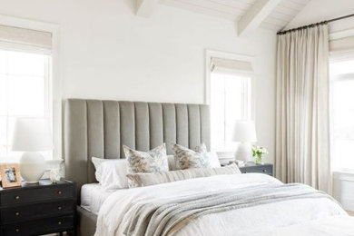 ミラノにある広いコンテンポラリースタイルのおしゃれな主寝室 (白い壁、無垢フローリング、白い床、表し梁) のレイアウト