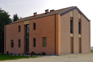 Ispirazione per la facciata di una casa country a due piani di medie dimensioni con tetto a mansarda