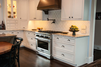 Example of a classic kitchen design in Atlanta