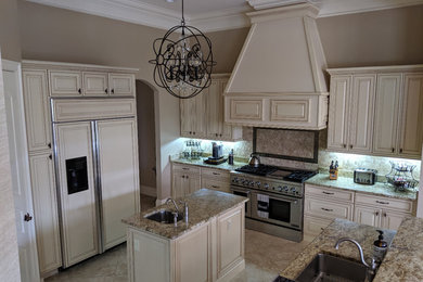 Example of a classic kitchen design in Miami