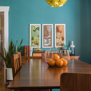 На фото: маленькая гостиная-столовая в стиле фьюжн с синими стенами и паркетным полом среднего тона без камина с