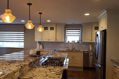 Example of a transitional kitchen design in Cincinnati