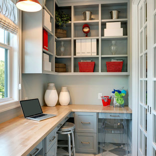 Foto de despacho clásico con paredes grises, suelo de linóleo y escritorio empotrado