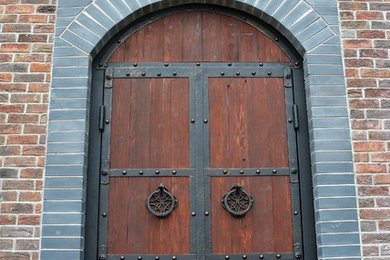 Гаражная дверь в романском стиле