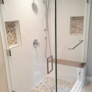 Exempel på ett mellanstort modernt vit vitt en-suite badrum, med öppna hyllor, skåp i ljust trä, ett fristående badkar, en dusch i en alkov, en toalettstol med separat cisternkåpa, vit kakel, tunnelbanekakel, grå väggar, klinkergolv i porslin, ett undermonterad handfat, marmorbänkskiva, vitt golv och dusch med gångjärnsdörr