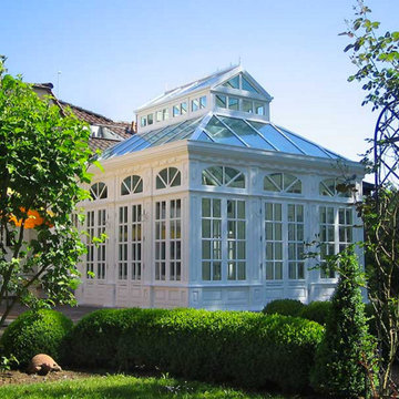 Englischer Wintergarten in viktorianischem Stil, mit Laternendach und Pyramidend