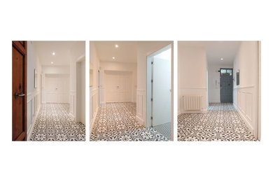 Ejemplo de hall clásico renovado de tamaño medio con paredes blancas, suelo de baldosas de cerámica, puerta simple, puerta de madera en tonos medios y suelo multicolor
