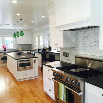 Kitchen by MF Construction & Design Inc.
