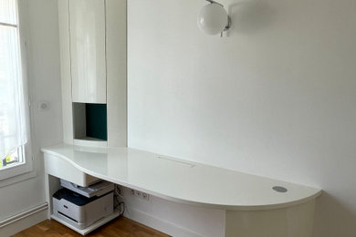 Cette photo montre un bureau tendance.