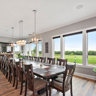 カンザスシティの巨大なカントリー風 LDKの画像 (グレーの壁、セラミックタイルの床、暖炉なし、茶色い床)