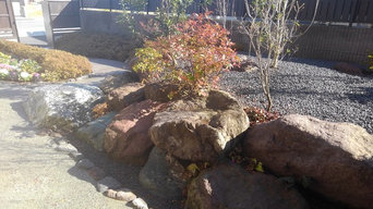 石と石のすき間を空けて草花のための空間を確保