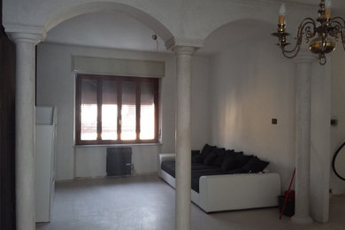 Imagen de salón cerrado clásico de tamaño medio con paredes blancas