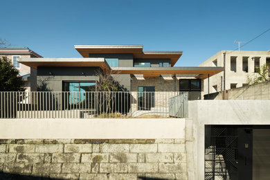 他の地域にあるコンテンポラリースタイルのおしゃれな家の外観 (コンクリートサイディング) の写真