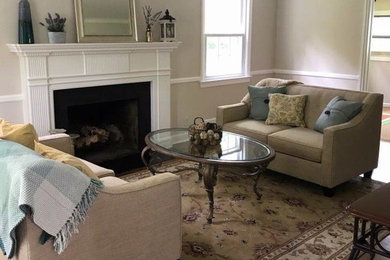Example of a cottage chic living room design in New York