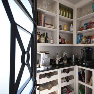 Inspiration pour une arrière-cuisine linéaire traditionnelle de taille moyenne avec un placard avec porte à panneau surélevé, des portes de placard grises, un plan de travail en granite, une crédence métallisée, une crédence en dalle métallique, un électroménager en acier inoxydable, un sol en carrelage de porcelaine, 2 îlots et un sol beige.