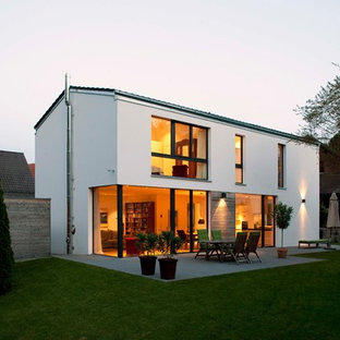 Großes, Zweistöckiges, Weißes Modernes Einfamilienhaus mit Putzfassade und Satteldach in München