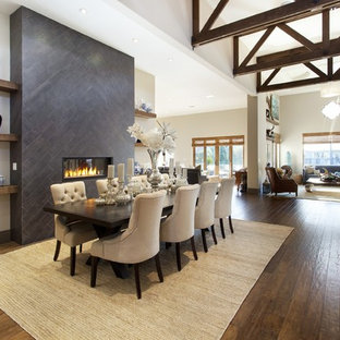 サンフランシスコの広い地中海スタイルのLDKの画像 (白い壁、濃色無垢フローリング、横長型暖炉、タイルの暖炉まわり)