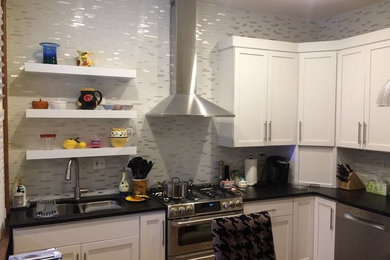 Kitchen - kitchen idea in Chicago
