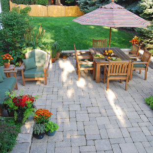 シカゴの小さいトラディショナルスタイルのおしゃれな中庭のテラス (コンテナガーデン、レンガ敷き、日よけなし) の写真