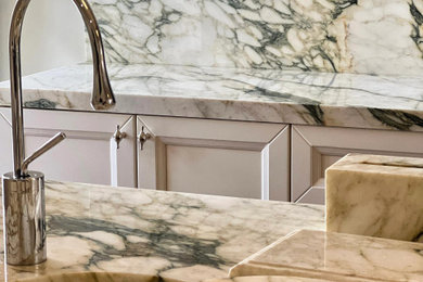 Home bar - home bar idea in Los Angeles